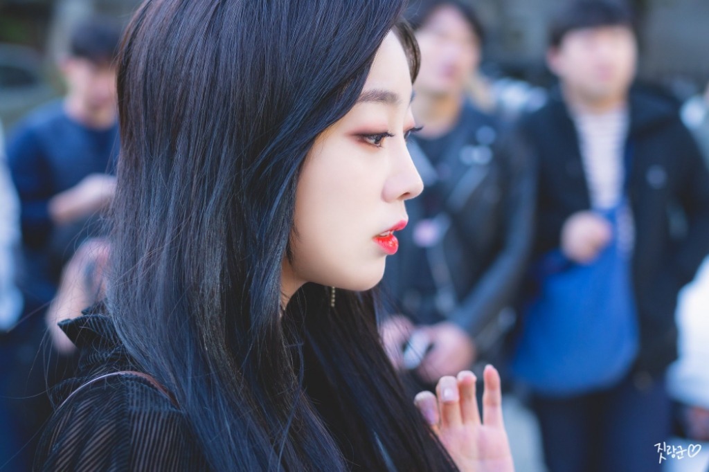 자기도 조금은 이쁜거 알고 있는 뻔뻔한 러블리즈 서지수.gif | 인스티즈