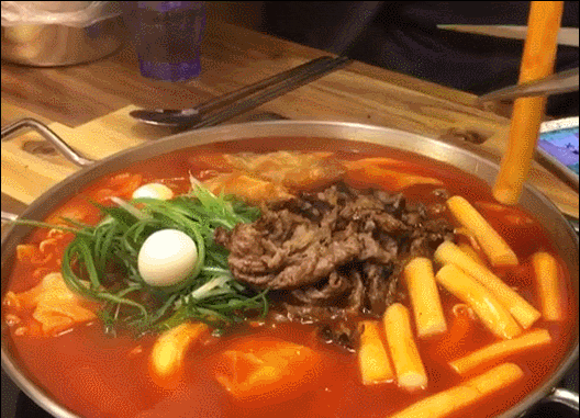 불고기순대오징어튀김 토핑! 청년다방 떡볶이 gif | 인스티즈