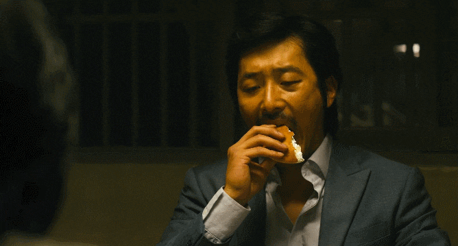 어린시절 포켓몬 스티커 모으려고 빵 억지로 먹는 모습.gif | 인스티즈