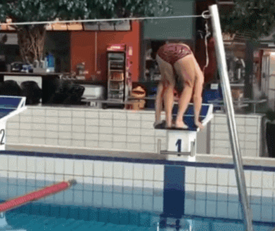 평행세계에서 유행하는 수영법.gif | 인스티즈