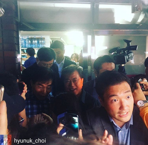 국민에게 우산 씌워주는 대통령 | 인스티즈