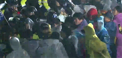 폭력 경찰이라고 하는데 찾아보면 경찰이 얻어터지고 있음ㅋㅋ | 인스티즈