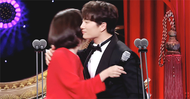 2017 SBS연기대상에서 너무 예뻤던 지성 & 이보영 부부.jpgif | 인스티즈