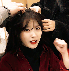 헤어정리하는 아이유.gif | 인스티즈