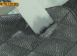 벽에 쓸린 샤넬백 살리기.gif | 인스티즈