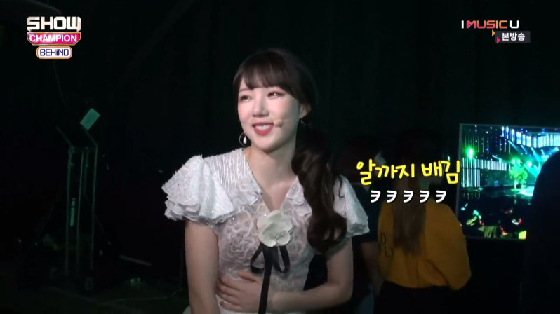 뱃살 때문에 고통받는 여자친구 예린.jpg | 인스티즈