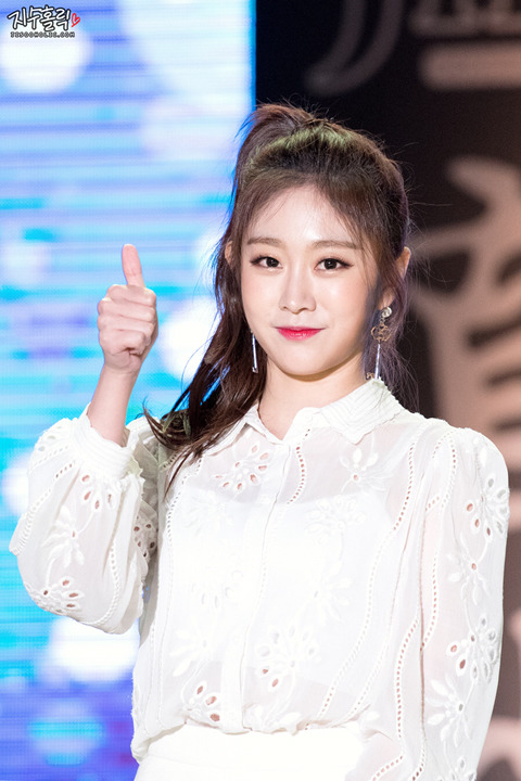 [러블리즈] 보고서를 다 쓰고 먹는 호두과자는 꿀맛이라서 지수 | 인스티즈