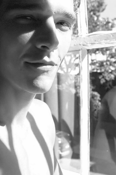 패션쇼 런웨이 중 아이가 울자 안아서 달래면서 워킹하는 모델.jpgif | 인스티즈