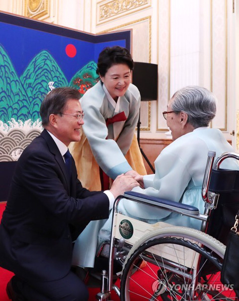 오늘 청와대에 최초로 초청받은 위안부 피해자 김복동 할머니!! | 인스티즈
