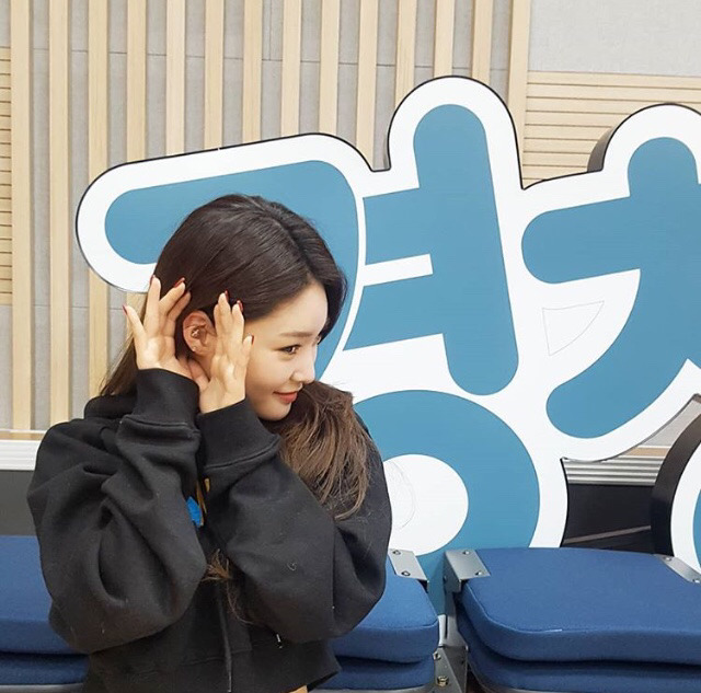 라디오 진행하는 청하.jpg | 인스티즈