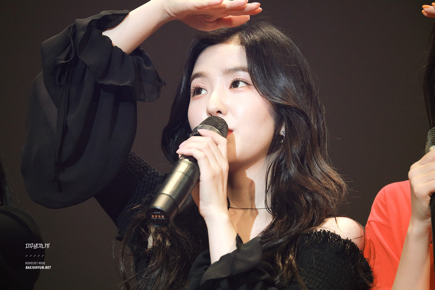 블랙오프숄더입은 레드벨벳 아이린.jpg | 인스티즈