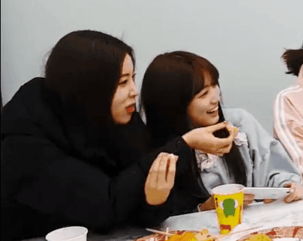 아이즈원) 먹방 강혜원-나코 엄마와 딸 캐미.gif | 인스티즈