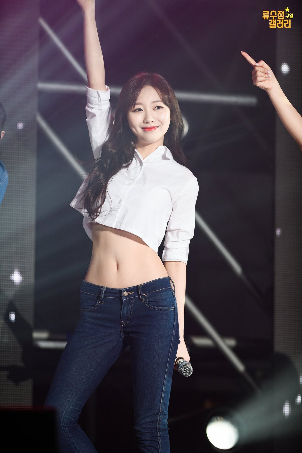 본인의 복근노출 사진에 부끄러워 하는 러블리즈 수정이.gif | 인스티즈