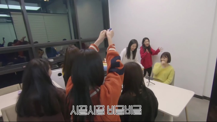 [Fromis_9] 캡틴 이새롬의 생일을 준비하는 귀요미들.jpg | 인스티즈