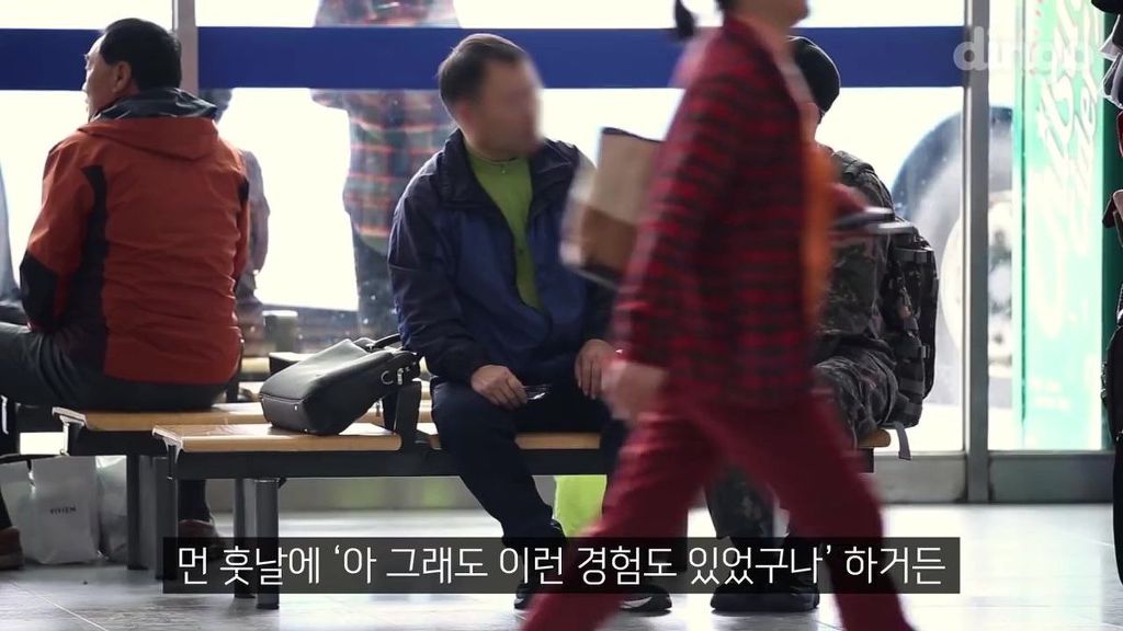 팔을 다친 군인이 신발 끈을 묶어달라고 부탁 한다면?...JPG | 인스티즈